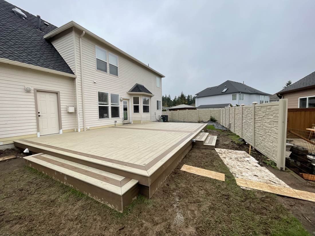 Finished composite deck with two-tone border by Gravelle Construction
