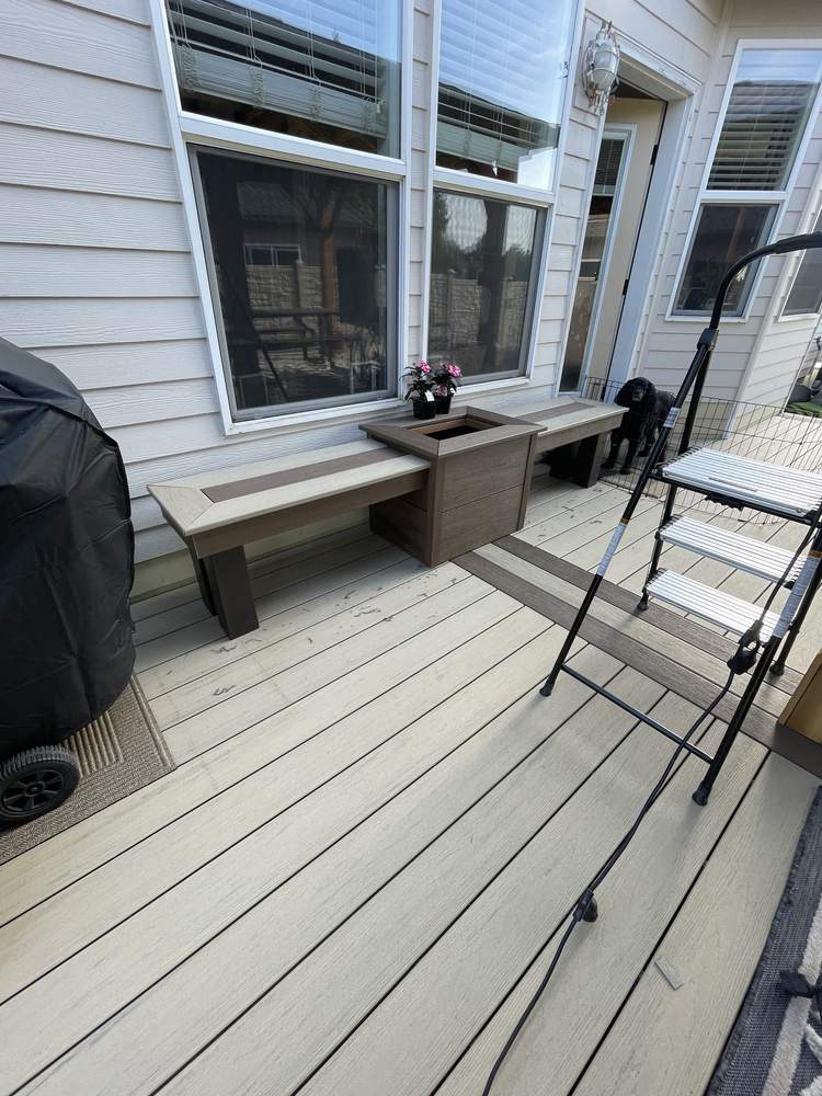 Built-in deck bench and planter combo by Gravelle Construction